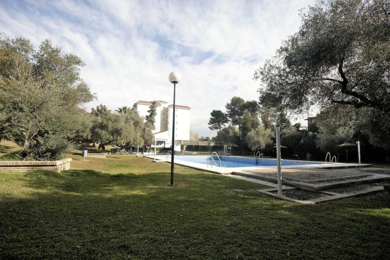 Bonito apart. con PARKING Y PISCINA Mairena del Aljarafe Esterno foto